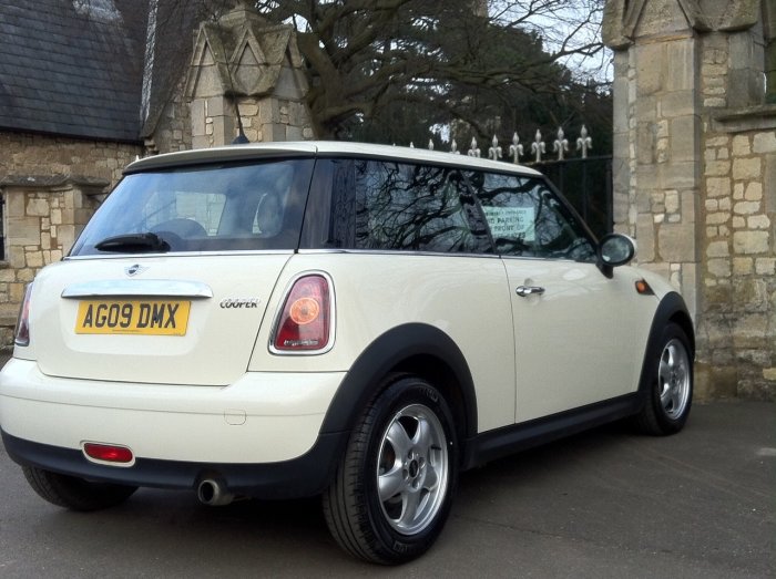 Mini Hatchback 1.6 Cooper 3dr Hatchback Petrol White