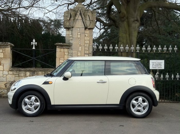 Mini Hatchback 1.6 Cooper 3dr Hatchback Petrol White