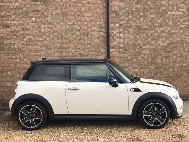 Mini Hatchback 1.6 Cooper D 3dr Hatchback Diesel White