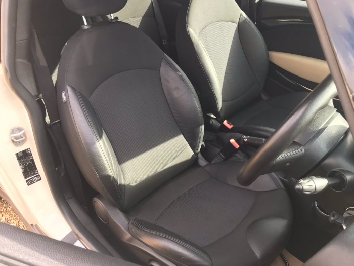 Mini Hatchback 1.6 Cooper D 3dr Hatchback Diesel White