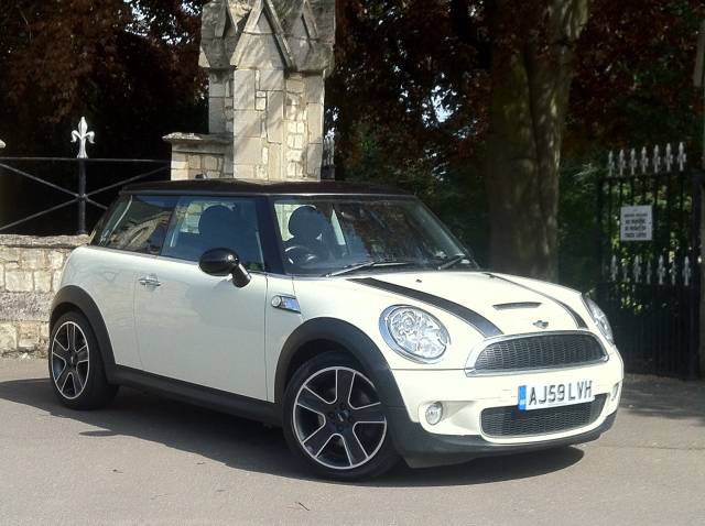 Mini Hatchback 1.6 Cooper S 3dr Hatchback Petrol White