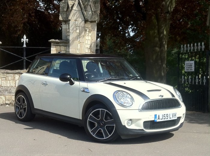 Mini Hatchback 1.6 Cooper S 3dr Hatchback Petrol White