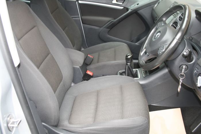 Volkswagen Tiguan 2.0 TDi BlueMotion Tech SE 5dr Estate Diesel Silver
