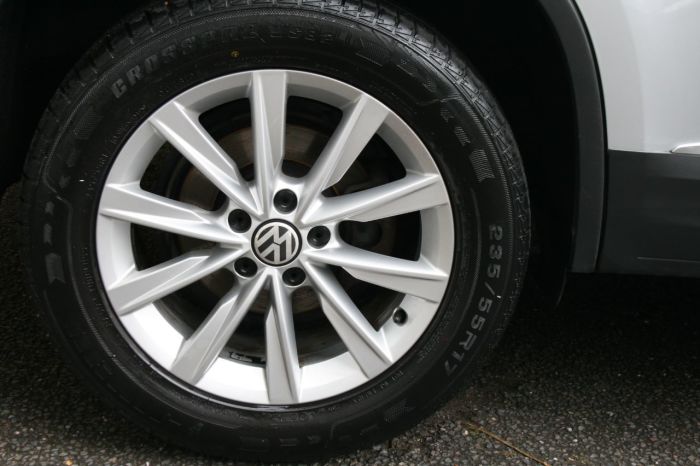 Volkswagen Tiguan 2.0 TDi BlueMotion Tech SE 5dr Estate Diesel Silver