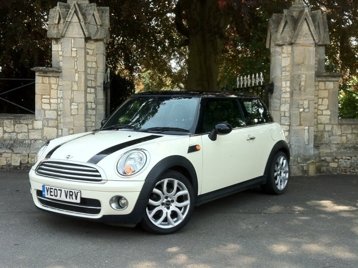 Mini Hatchback 1.6 Cooper D 3dr Hatchback Diesel White