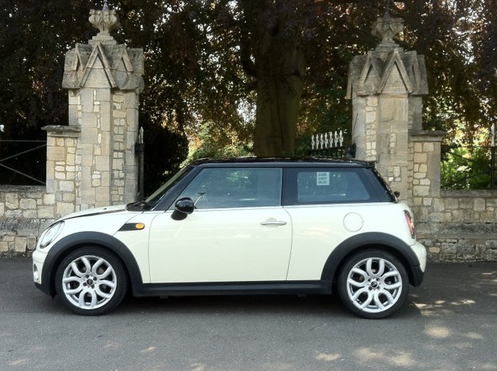 Mini Hatchback 1.6 Cooper D 3dr Hatchback Diesel White