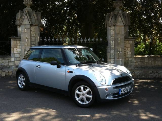 Mini Hatchback 1.6 One 3dr Auto Hatchback Petrol Silver