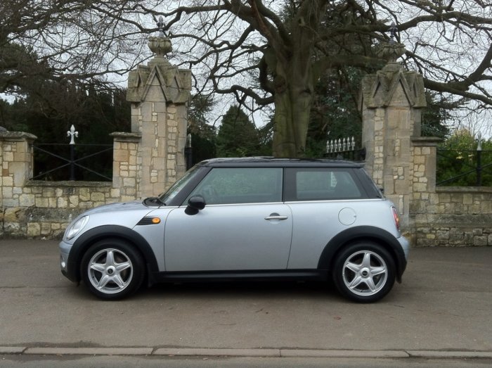 Mini Hatchback 1.6 Cooper D 3dr Hatchback Diesel Silver