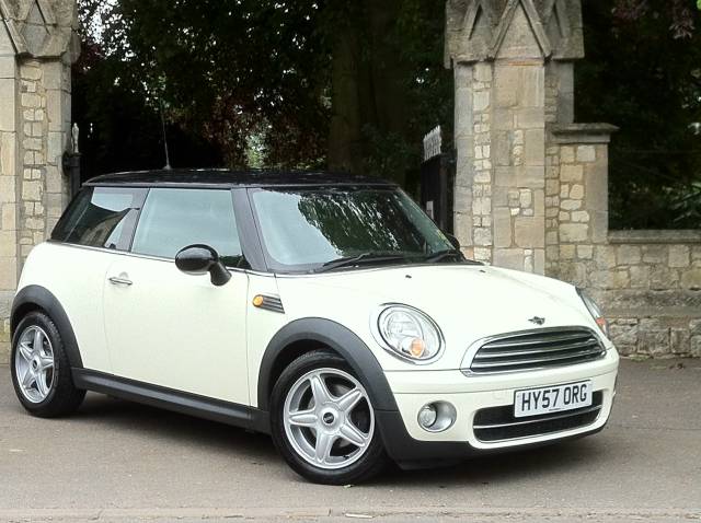 Mini Hatchback 1.6 Cooper D 3dr Hatchback Diesel White