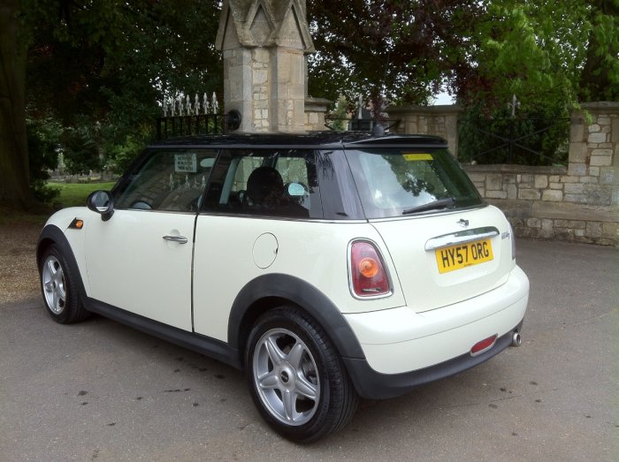 Mini Hatchback 1.6 Cooper D 3dr Hatchback Diesel White
