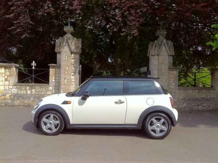 Mini Hatchback 1.6 Cooper D 3dr Hatchback Diesel White