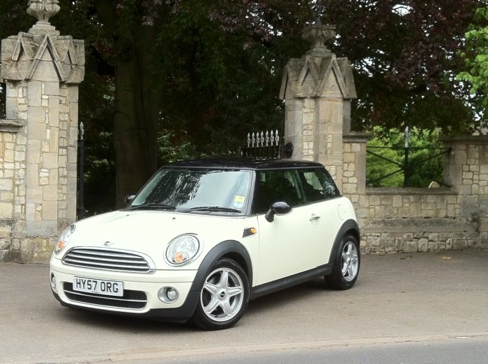 Mini Hatchback 1.6 Cooper D 3dr Hatchback Diesel White