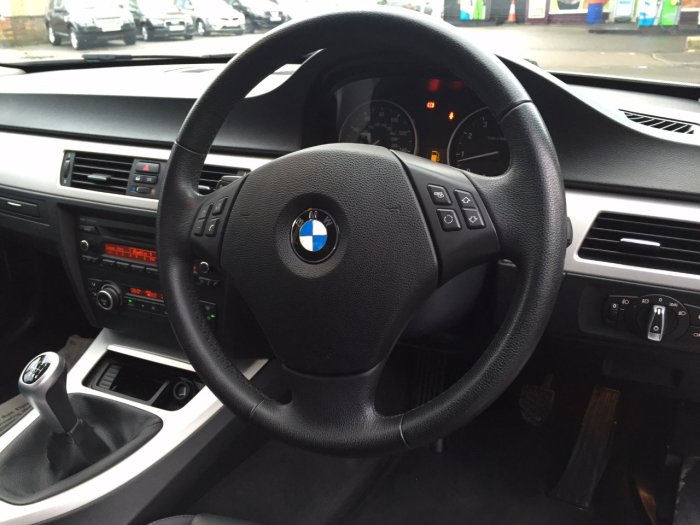 BMW 3 Series 3.0 325i SE 4dr Saloon Petrol White