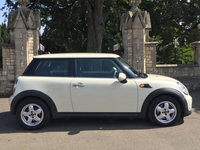 Mini Hatchback 1.6 Cooper D 3dr Hatchback Diesel White