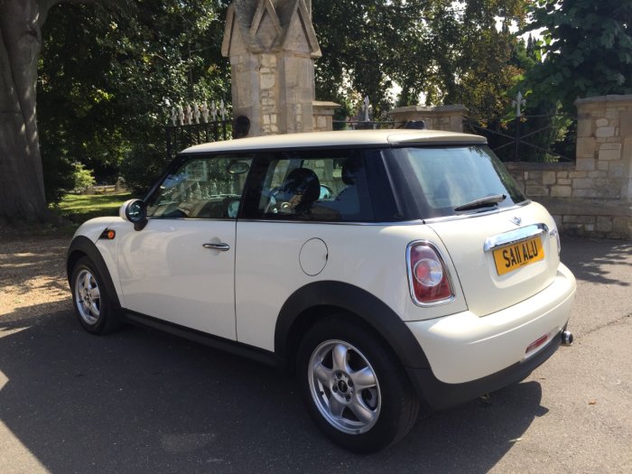 Mini Hatchback 1.6 Cooper D 3dr Hatchback Diesel White