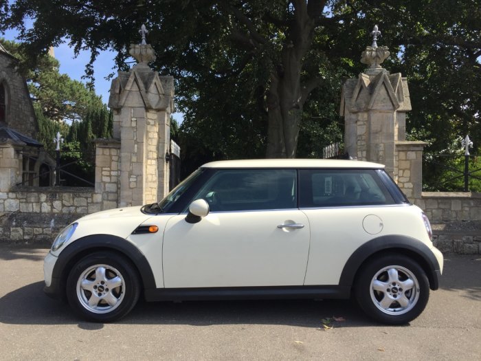 Mini Hatchback 1.6 Cooper D 3dr Hatchback Diesel White