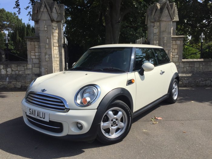 Mini Hatchback 1.6 Cooper D 3dr Hatchback Diesel White