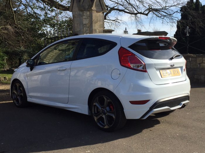 Ford Fiesta 1.6 EcoBoost ST-2 3dr Pick Up Petrol White