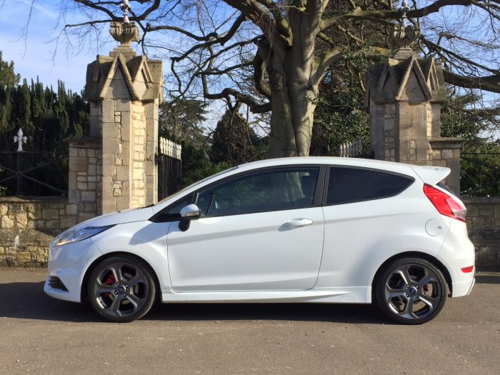 Ford Fiesta 1.6 EcoBoost ST-2 3dr Pick Up Petrol White