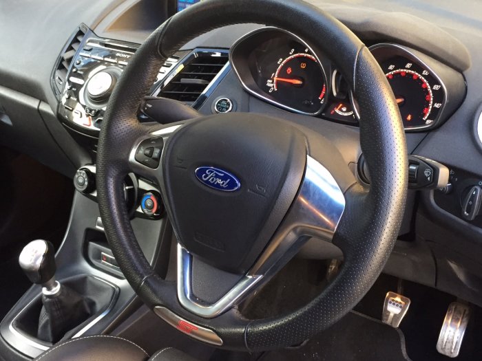 Ford Fiesta 1.6 EcoBoost ST-2 3dr Pick Up Petrol White