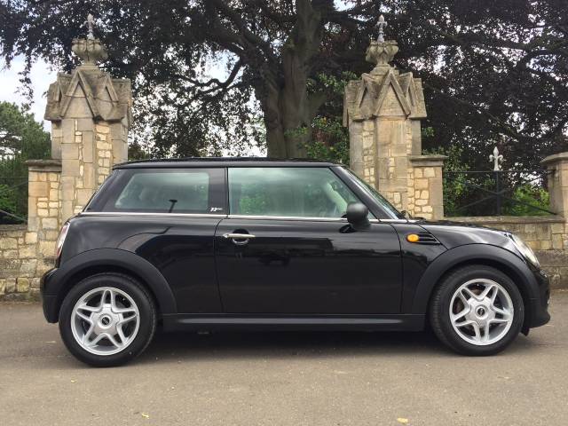 2011 Mini Hatchback 1.6 First Cooper S wheels