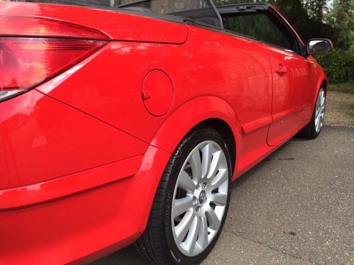 Vauxhall Astra 1.8 VVT Exclusiv Black 2dr Convertible Petrol Red