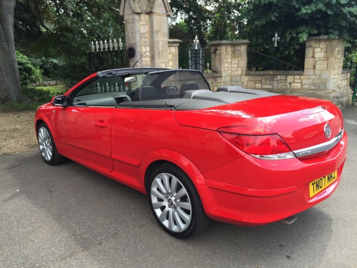 Vauxhall Astra 1.8 VVT Exclusiv Black 2dr Convertible Petrol Red