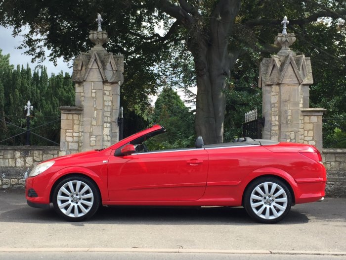 Vauxhall Astra 1.8 VVT Exclusiv Black 2dr Convertible Petrol Red