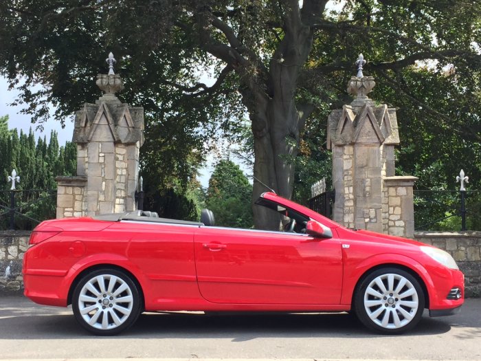 Vauxhall Astra 1.8 VVT Exclusiv Black 2dr Convertible Petrol Red