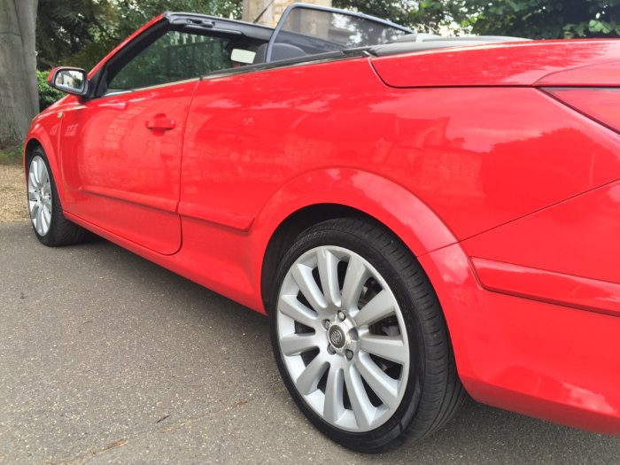 Vauxhall Astra 1.8 VVT Exclusiv Black 2dr Convertible Petrol Red